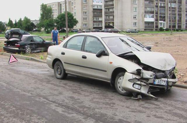 Skubėjo į darbą ir nepastebėjo asfalto spalvos automobilio