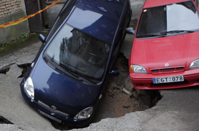 Vilniuje į smegduobę įkrito du automobiliai