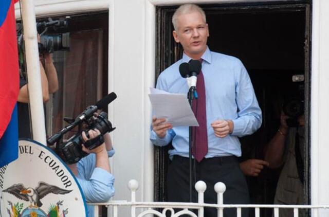 "WikiLeaks" įkūrėjas kreipėsi į prie Ekvadoro ambasados Londone susirinkusius žmones