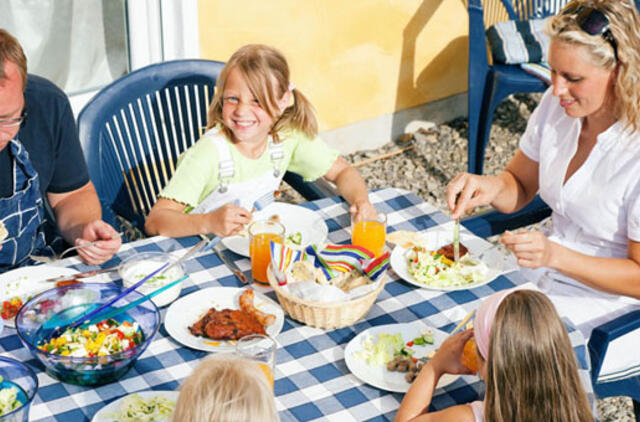 10 vertingų pamokų prie stalo vaikams ir mums patiems