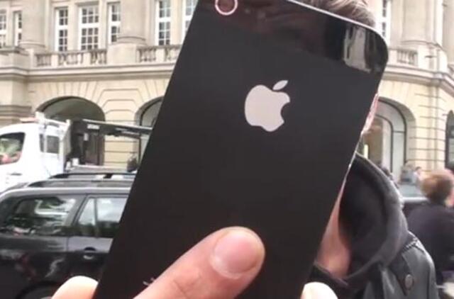 Ant šaligatvio priklijuotas "iPhone 5" glumino praeivius