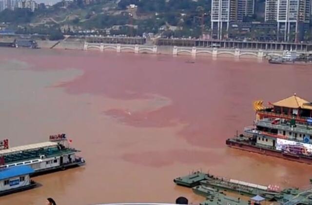 Aplinkosaugininkai sutrikę: Kinijos upė paslaptingai nusidažė raudonai (video)