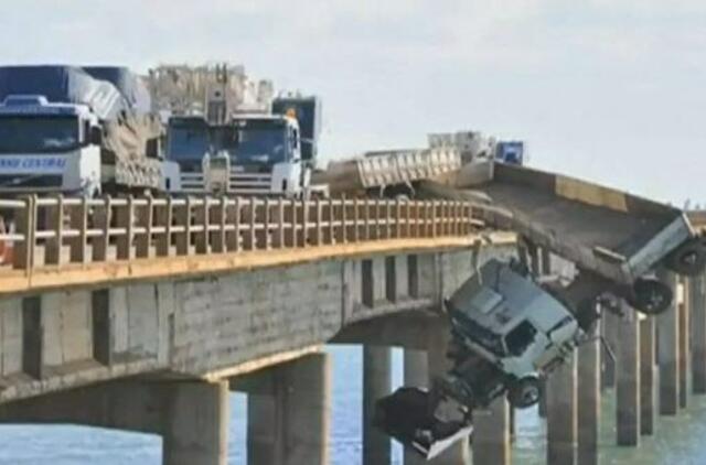 Brazilijoje iš ant tilto pakibusio sunkvežimio išgelbėtas vairuotojas (video)