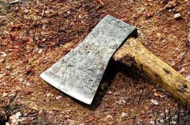 Kinijoje kirviu ginkluotas vyras tris vaikus užkapojo, 13 sužeidė