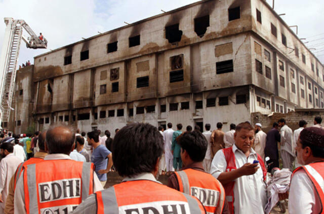 Pakistanas: trys siuvimo fabriko savininkai kaltinami dėl 289 žmonių žūties per gaisrą