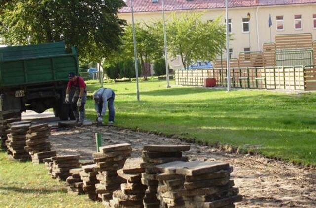 Šventojoje tvarkomas Mokyklos gatvės šaligatvis