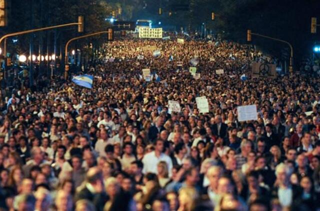 Tūkstančiai argentiniečių protestavo prieš prezidentę K. Kiršner