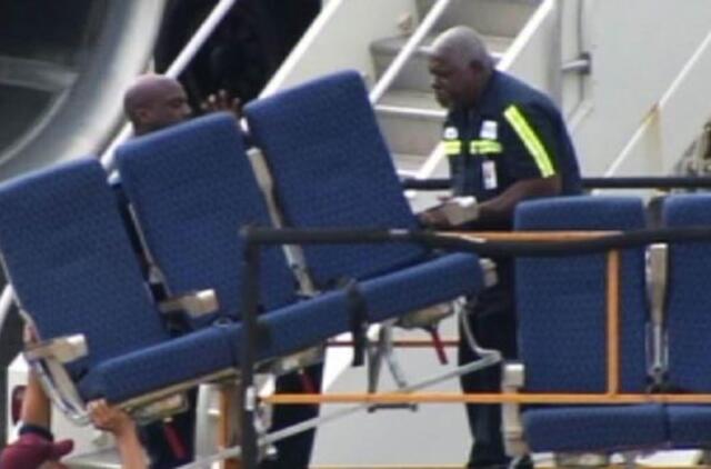 "American Airlines" lėktuvui pakilus į orą, nulūžo kėdės