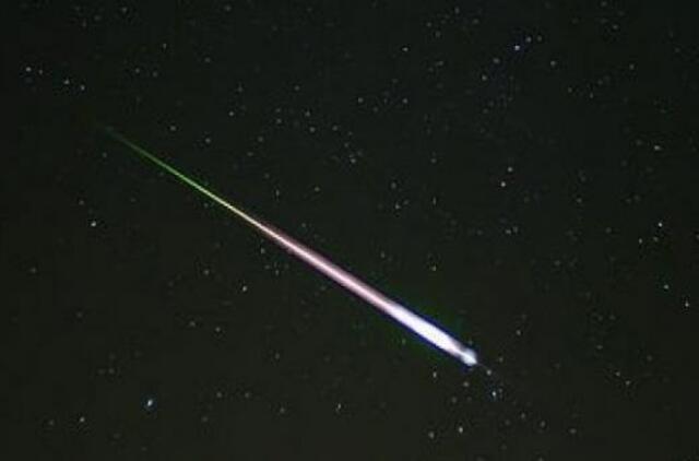 Į pastoriaus namo stogą trenkėsi meteoro gabalas