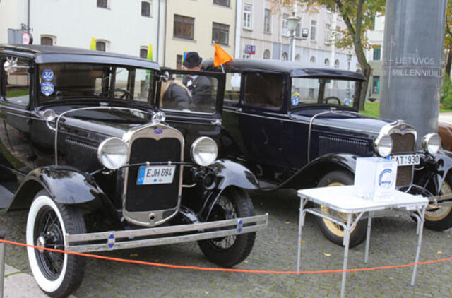 Klasikiniai automobiliai atsisveikino su vasara
