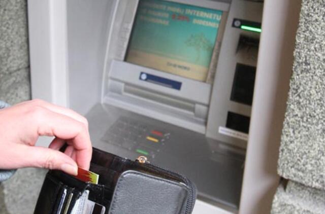 Mokėjimo kortelėmis Baltijos šalyse dažniausiai atsiskaito estai, o grynuosius ima - lietuviai