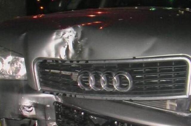 Neblaivus kriminalistas Plungėje atsitrenkė į šalikelėje stovėjusią mašiną