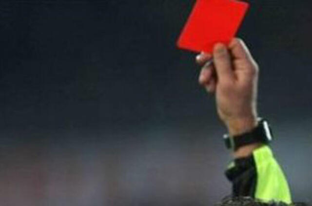 Per Urugvajaus futbolo čempionato rungtynes teisėjas parodė net 17 raudonų kortelių