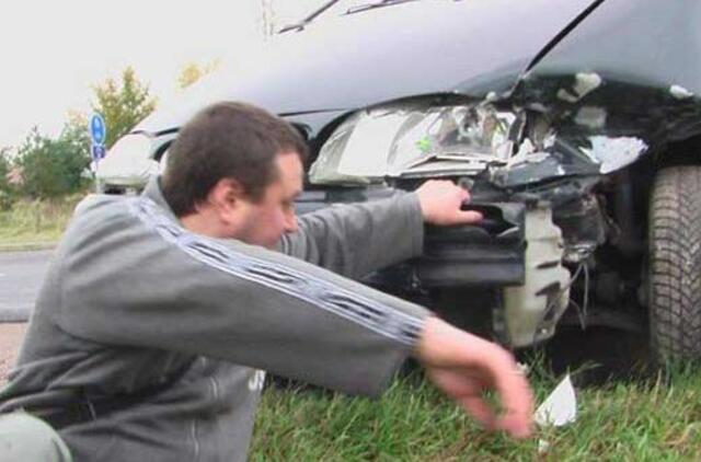 Po susidūrimo - nė žingsnio be degtinės butelio