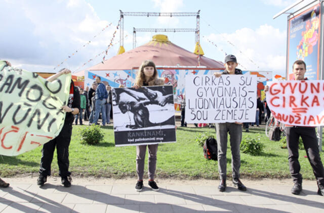 Prie "Baltijos cirko" protesto dalyviai kvietė atsisakyti cirkų su gyvūnais