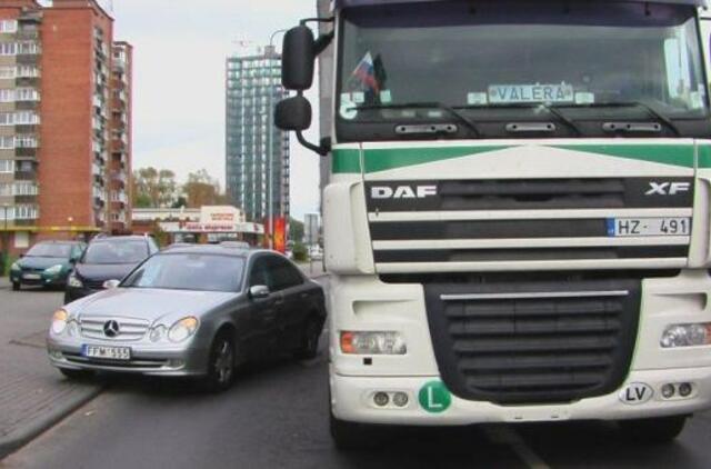 Valeros navigacija nepastebėjo "mažiuko" "Mercedes-Benz"