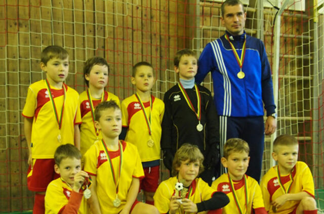 Futbolo mokyklos salėje - azartiška kova