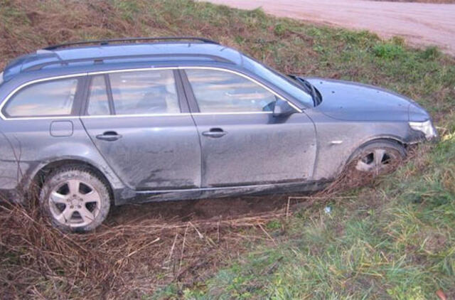 Kauniečio vairuotas, įtariama, vogtas automobilis užstrigo pakelės griovyje