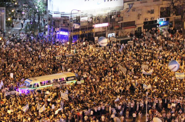 Argentiniečiai rengia masines protesto akcijas prieš trečiąją prezidentės kadenciją