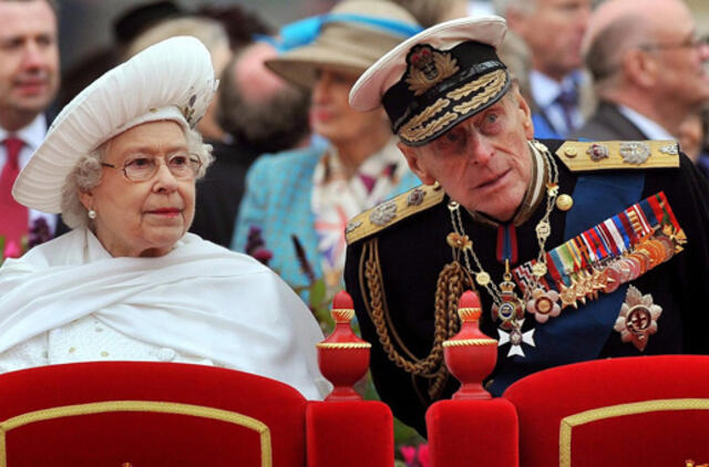 Karalienė Elžbieta ir princas Filipas mini 65-ąsias vestuvių metines