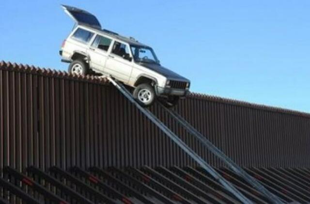 Nesėkmė: kontrabandininkai džipą „pametė“ ant pasienio tvoros