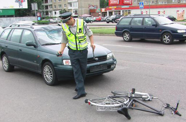 Pasienyje sulaikytas neblaivus dviratininkas ir du girti vairuotojai