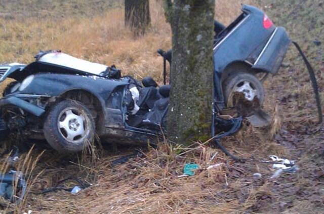 Prie Rietavo "Mercedes Benz" trenkėsi į medį, vairuotojas žuvo