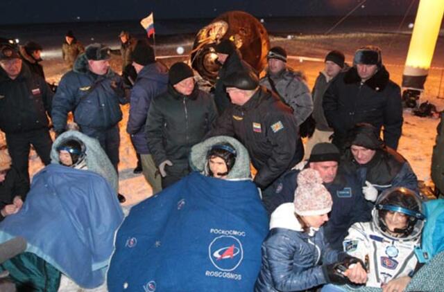 Rusas, amerikietė ir japonas sėkmingai grįžo į Žemę iš Tarptautinės kosminės stoties