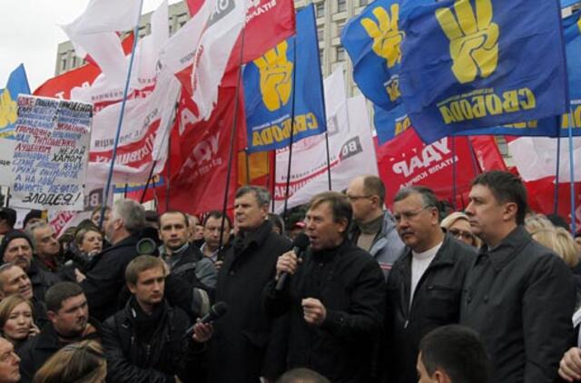 Šimtai ukrainiečių protestuoja dėl nesąžiningų parlamento rinkimų