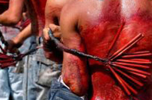 Trys nesusituokusios poros Malyje viešai išplaktos rykštėmis