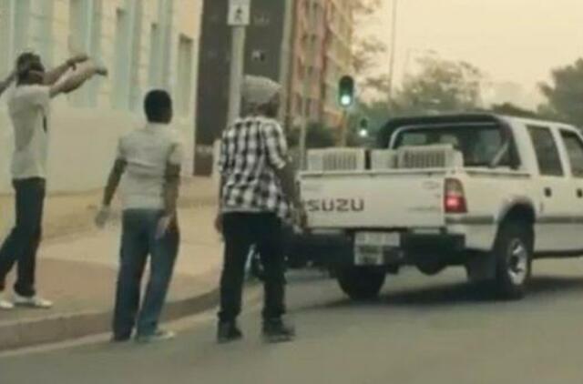 Vaizdo klipe afrikiečių prašoma padėti šąlantiems norvegams