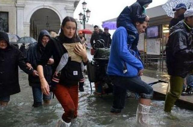 Vanduo užliejo Veneciją, Toskanoje evakuota 200 žmonių