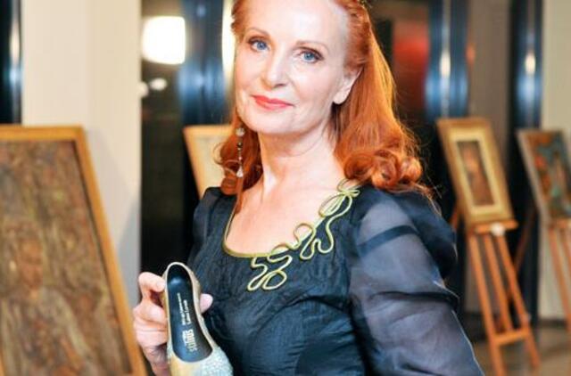 2012 metų Lietuvos moteriai įteikta auksinė kurpaitė