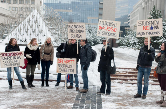 2012 metus studentų atstovai vertino ir rimtai, ir su pašaipa