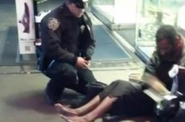 Benamis, kuriam Niujorko policininkas padovanojo batus, vėl vaikšto basas