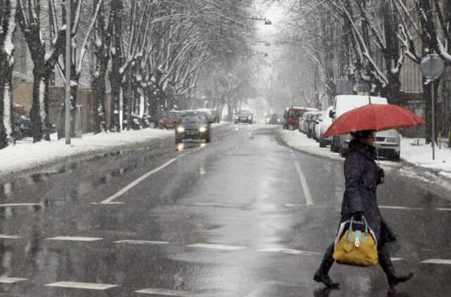 Didžiojoje šalies dalyje magistralinių kelių dangos daugiausia šlapios