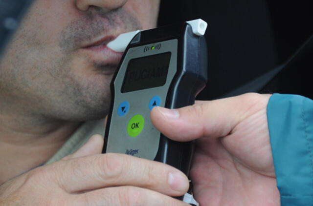 Kaune neblaivaus jauno vairuotojo vairuojamas automobilis partrenkė ir mirtinai sužalojo moterį