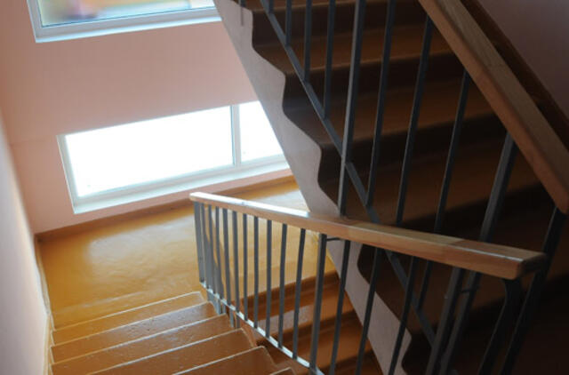 Kaunietį sumušė namo laiptinėje ir pavogė jo automobilį