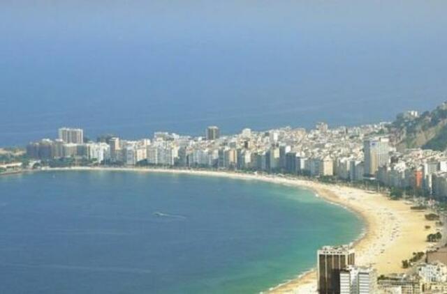 Kopakabanos paplūdimį užplūdo žmonės, norintys pasveikinti jūros deivę