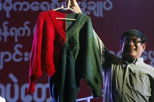 Megztinis, kurį numezgė Mianmaro opozicijos lyderė, parduotas už 49 tūkst. dolerių