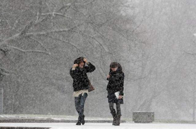 Naktį iškritęs sniegas sunkina eismo sąlygas vakariniuose šalies rajonuose