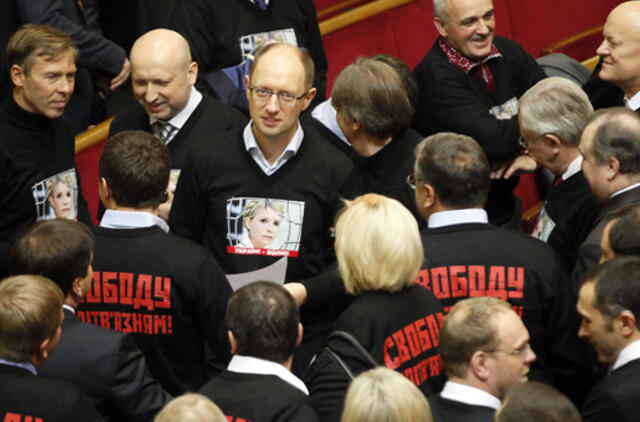 Pirmąjį Ukrainos parlamento posėdį lydėjo protestai ir apsistumdymai