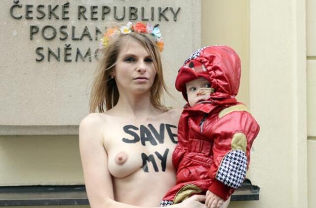 Pornografinių filmų aktorė protestavo prie Čekijos parlamento