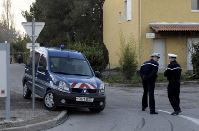 Prancūzijoje nudūrė žmoną, pakorė dvi savo dukras