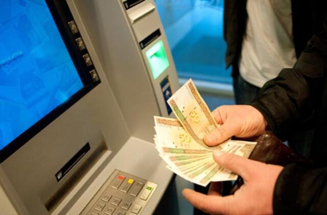 Privertė iš bankomato paimti 540 litų