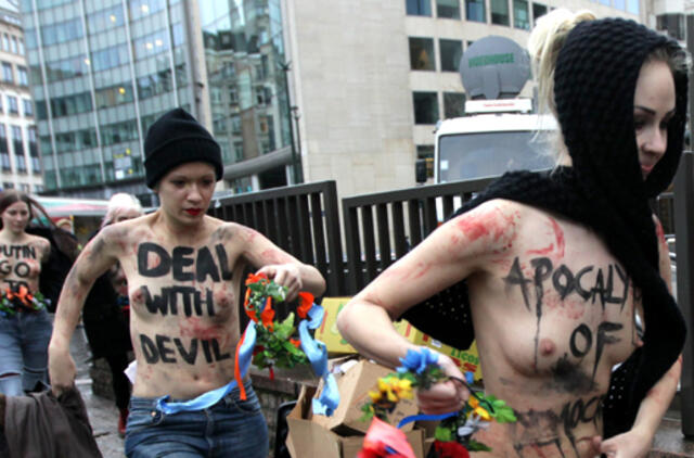 Pusnuogės "Femen" aktyvistės Briuselyje protestavo prieš V. Putiną