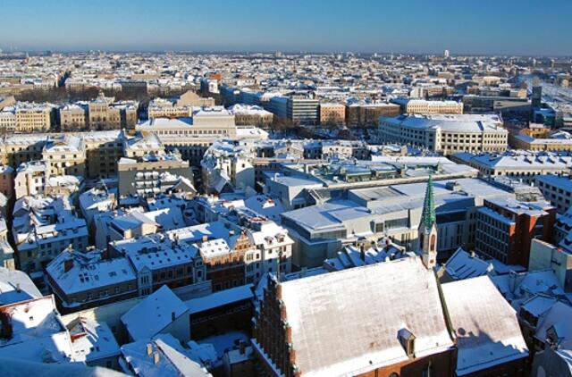 Rygoje automobilių savininkams siūloma nemokamai važiuoti viešuoju transportu