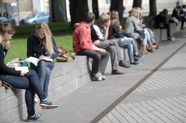 Trečdalis Lietuvos vyresnių klasių moksleivių svarsto apie studijas užsienyje, išvyksta – mažiau nei dešimtadalis