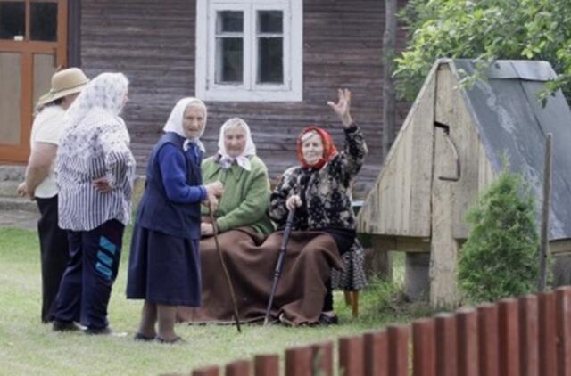 Vyresnioji karta džiaugiasi, kad išsisuka nuo skolų