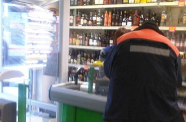 Darbininkai darbo metu perka alkoholį, vadovai to nemato